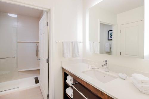 杰克逊维尔Residence Inn by Marriott Jacksonville Butler Boulevard的白色的浴室设有水槽和镜子