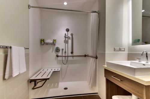 EwingElement Ewing Princeton的带淋浴和盥洗盆的白色浴室