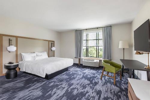 布莱恩Fairfield Inn & Suites by Marriott Minneapolis North/Blaine的配有一张床和一张书桌的酒店客房