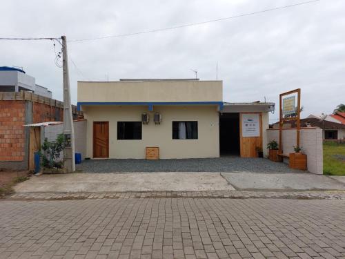 佩尼亚Pousada Pontal da Armação的一条小白色的建筑,坐在街道上