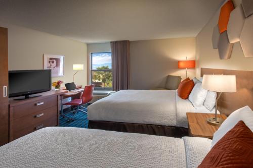 拉斯维加斯拉斯维加斯会议中心费尔菲尔德客栈的酒店客房设有两张床、一张桌子和一台电视。