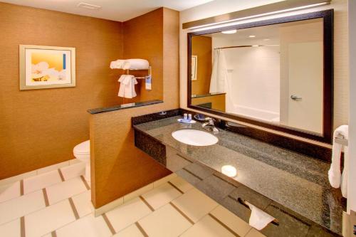 柏斯海滩德尔雷比奇万豪费尔菲尔德客栈套房酒店 的一间带水槽、卫生间和镜子的浴室