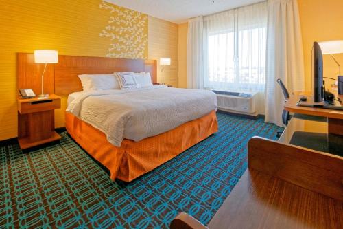 柏斯海滩德尔雷比奇万豪费尔菲尔德客栈套房酒店 的酒店客房,配有床和电视