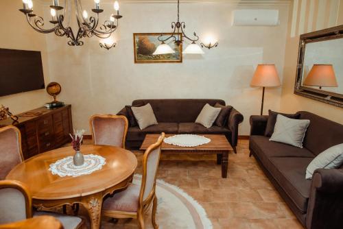 帕利克Aquapalic Resort的客厅配有沙发和桌子