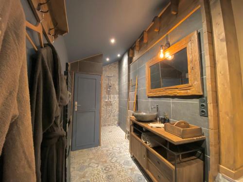 Courcelles-SapicourtLa Maison de Manolie的一间带水槽和镜子的浴室
