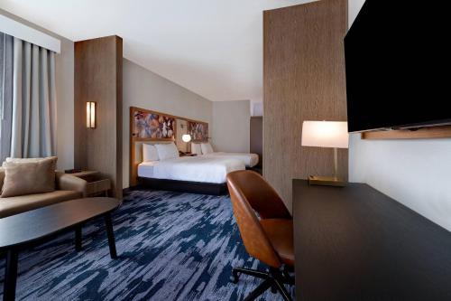 伊根Fairfield by Marriott Inn & Suites St. Paul Eagan的配有一张床和一张书桌的酒店客房