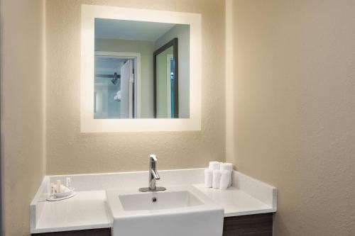 奥兰多斯普林蒙特斯普林斯/梅特兰套房酒店的浴室设有白色水槽和镜子