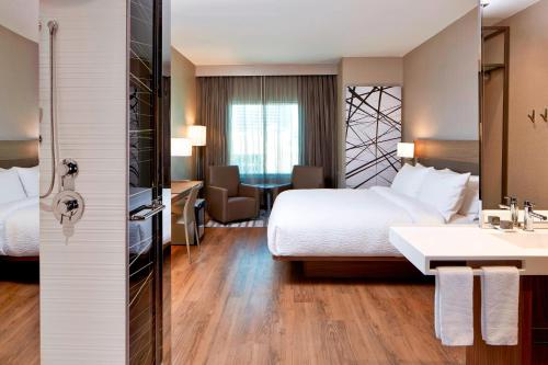 亚特兰大亚特兰大巴克海特菲普斯广场万豪AC酒店的一间酒店客房 - 带一张床和一间浴室