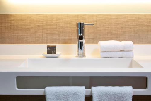 亚特兰大亚特兰大巴克海特菲普斯广场万豪AC酒店的浴室设有水槽和毛巾