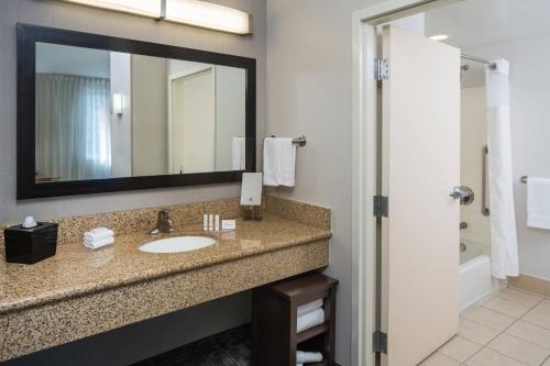 迈阿密迈阿密西/佛罗里达州收费公路万怡酒店的一间带水槽和镜子的浴室