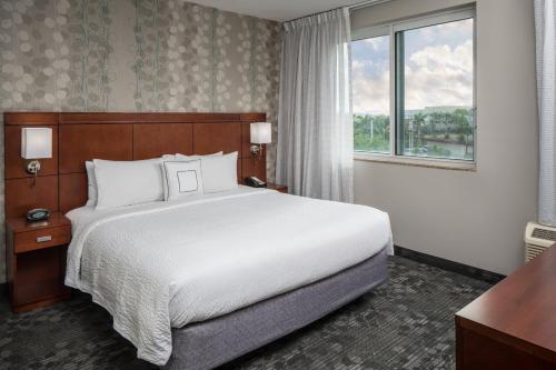 迈阿密迈阿密西/佛罗里达州收费公路万怡酒店的酒店客房设有床和窗户。