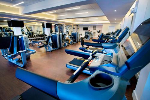 纽约纽约市中心万豪酒店的健身房,配有各种跑步机和机器
