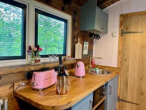 Green HammertonSkipbridge Farm Glamping的厨房配有粉色的器具