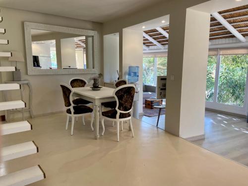 博罗尼亚芬卡埃卡纽洛度假屋的一间配备有白色桌椅的用餐室