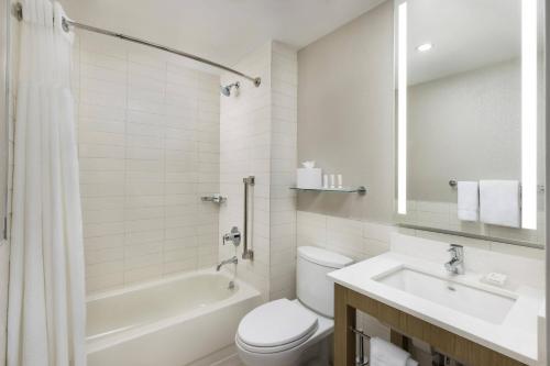 纽约Courtyard New York Downtown Manhattan/Financial District的浴室配有卫生间、浴缸和水槽。