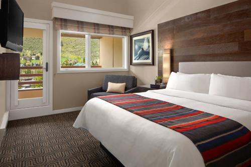 范尔韦尔道格拉斯河滨万豪酒店的酒店的客房 - 带一张床、椅子和窗户