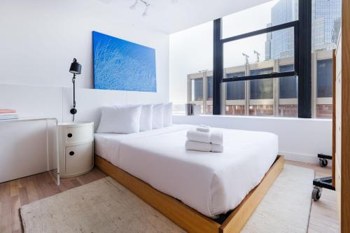 纽约Placemakr Wall Street的白色的卧室设有床和窗户