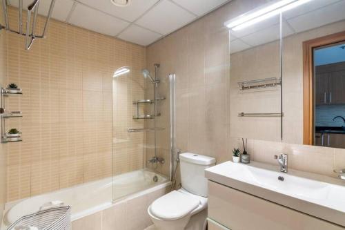迪拜Chez Eric的浴室配有卫生间、盥洗盆和淋浴。