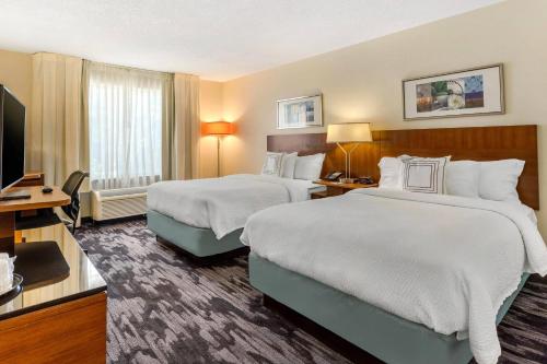默特尔比奇默特尔比奇北费尔菲尔德客栈的酒店客房设有两张床和一台平面电视。