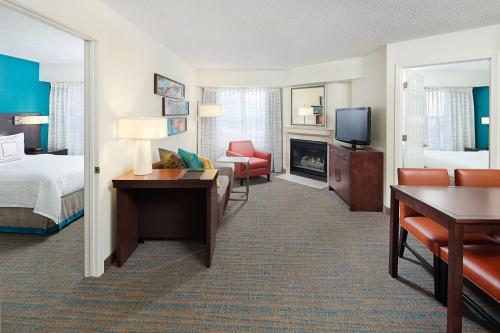 罗斯芒特芝加哥奥东公寓式酒店的酒店客房配有一张床、一张书桌和一台电视。