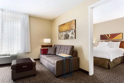 雷顿盐湖城雷顿套房酒店的酒店客房设有一张沙发和一张床