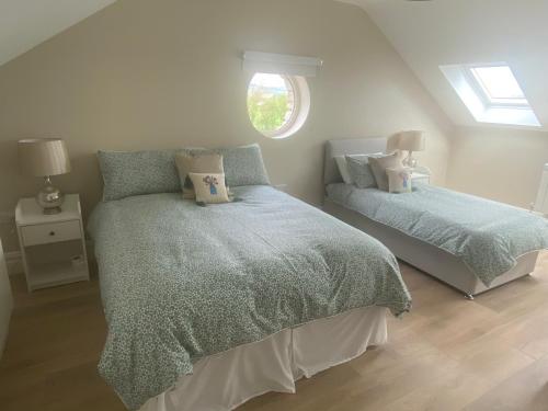 GrangeArd Alainn Lodge, Adorable Setting, scenic views的一间卧室设有两张床和窗户。