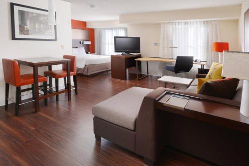 圣安东尼奥圣安东尼奥机场/阿拉莫高地万豪原住酒店的酒店客房设有沙发、床和桌子。