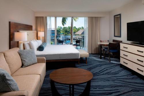 基拉戈拉哥岛万怡酒店的酒店客房配有一张特大号床和一间客厅。