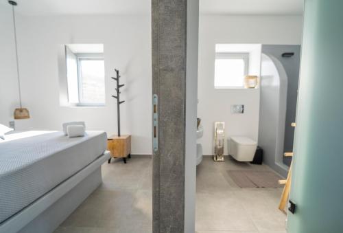 LiaropáSanta Marina Syros的一间卧室设有一张床和一间浴室。