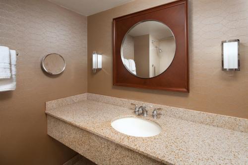安大略安大略机场喜来登酒店的一间带水槽和镜子的浴室