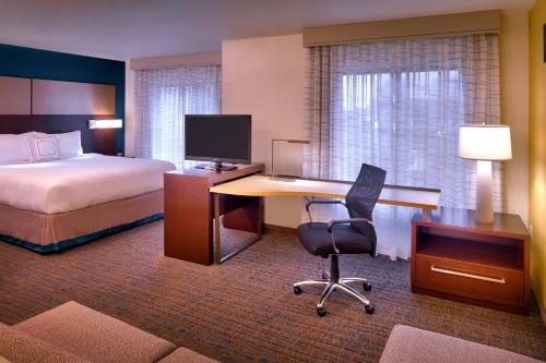 穆雷盐湖城穆雷原住客栈的酒店客房配有一张床和一张带电脑的书桌