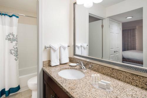 科斯塔梅萨科斯塔梅萨纽波特海滩住宅酒店的一间带水槽和镜子的浴室