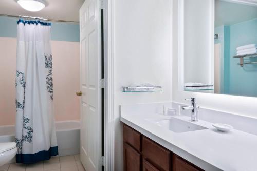坦帕Residence Inn Tampa Westshore Airport的一间带水槽、卫生间和淋浴的浴室