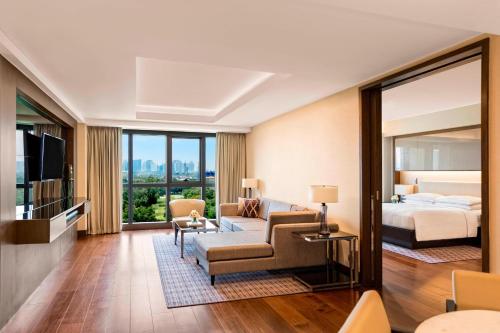 马尼拉Manila Marriott Hotel的酒店客房设有床和客厅。