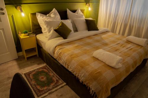 克卢日-纳波卡Smiling Apartment的一间卧室配有一张带枕头的大床