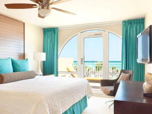 棕榈滩Bluegreen at La Cabana Beach Resort & Casino的一间卧室配有一张床,享有海景