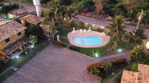 布希奥斯Casa em Búzios com Vista para o Mar的享有度假村游泳池的顶部景致