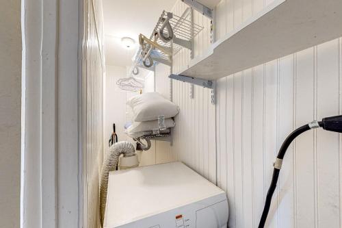 彭萨科拉7213 Flood Reef - Unit 4的一间客房内配有洗衣机的房间