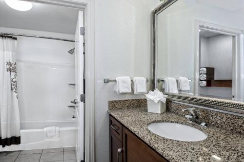 圣安东尼奥圣安东尼奥海洋世界/拉克兰万豪居家酒店的一间带水槽、淋浴和镜子的浴室