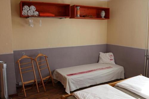 AlpnachBarlis - stilvolle Ferien in typischem Dorfhaus的一间设有两张床和两把椅子的房间