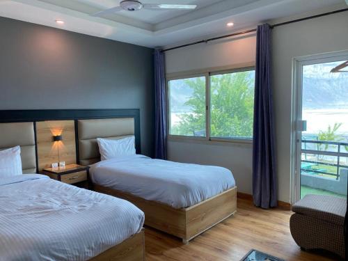 锡卡都Eat and Read Hotel的一间卧室设有两张床和窗户。