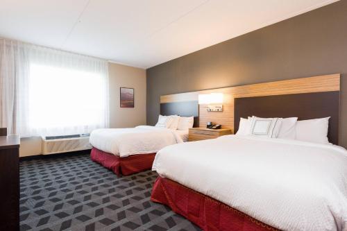 埃德蒙顿埃德蒙顿南万豪广场套房酒店的酒店客房设有两张床和窗户。