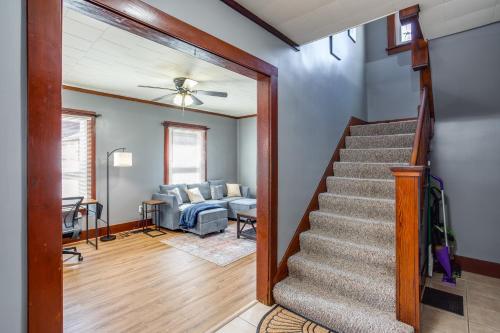罗切斯特Spacious Home with In-Unit Laundry, Parking, 1GB WiFi, & Patio Deck的楼梯通往带沙发的客厅