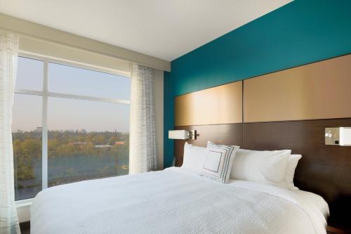 圣何塞圣何塞机场万豪旅馆的一间卧室设有一张大床和一个大窗户