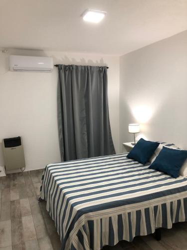 康考迪亚Amplio, luminoso y centrico dep. 3 dorm的一间卧室配有一张带蓝色枕头的大床