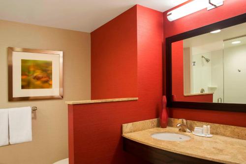皮奥里亚皮奥里亚市中心万怡酒店的一间带水槽和镜子的浴室