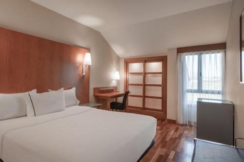 帕伦西亚帕伦西亚生活方式万豪AC酒店的酒店客房设有一张白色大床和一个窗户。