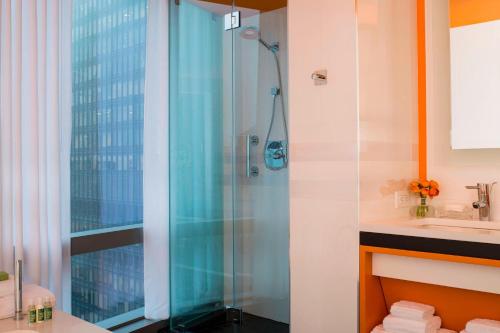 纽约纽约曼哈顿/中央公园万豪万怡酒店的带淋浴和盥洗盆的浴室