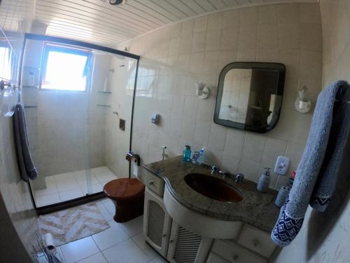 萨尔瓦多Suíte em Luna & Line的一间带水槽和淋浴的浴室