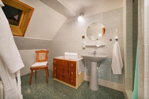 斯托泽克毛里祖农场酒店的一间带水槽和镜子的浴室